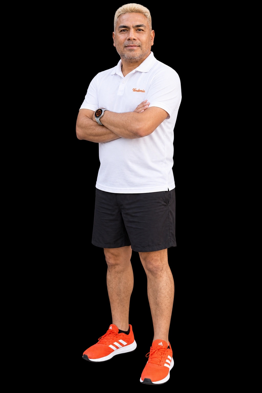 Luchito de tres cuartos, con brazos cruzados y mirada directa, polo blanco Kallpa y shorts deportivos negros