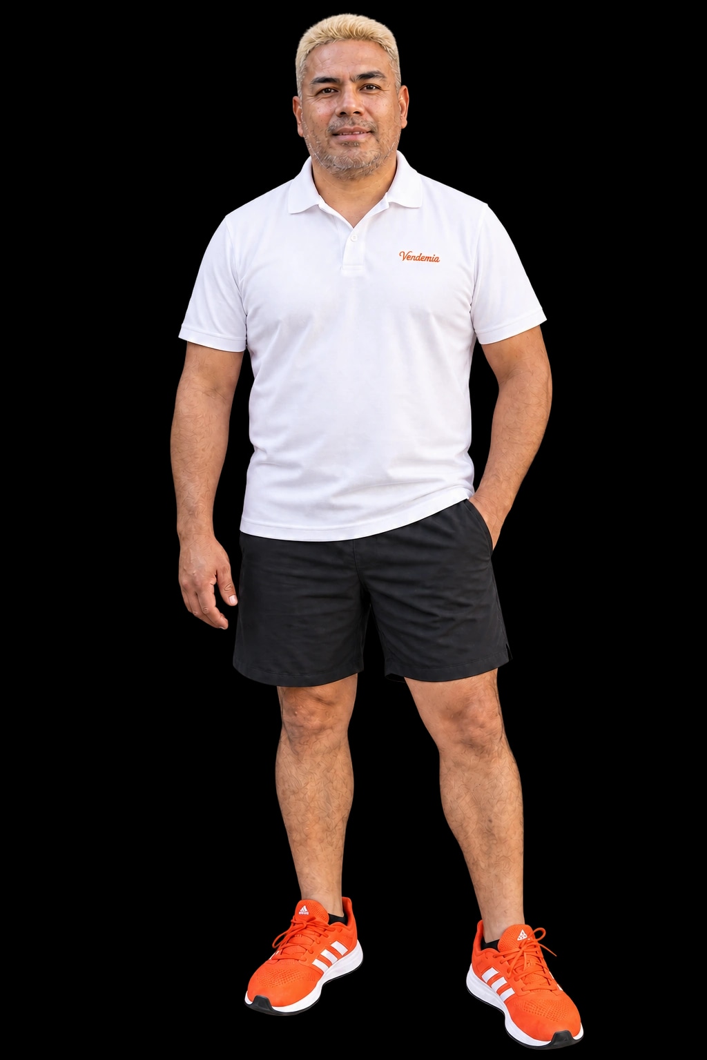 Lucho, con polo blanco Kallpa, shorts negros y zapatillas Adidas naranjas